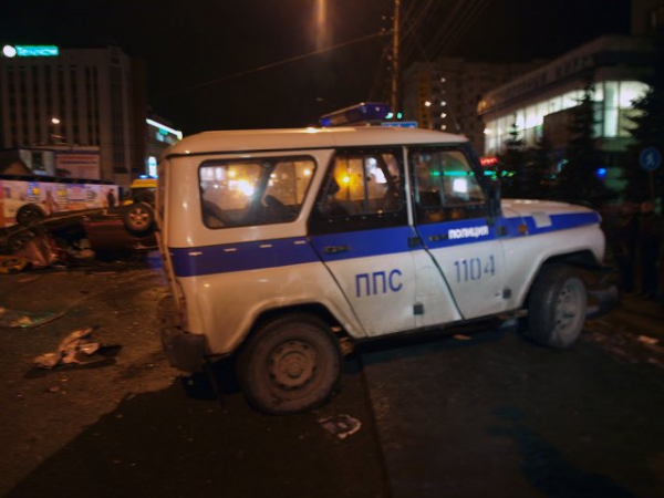 Пьяный на «Мазде» врезался в полицейский «УАЗ»